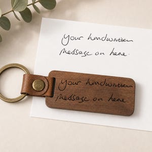 Persönlicher Schlüsselanhänger mit handgeschriebener Nachricht - Personalisierter Schlüsselanhänger aus Walnussholz - Lederschlaufe - Geschenk zum 5