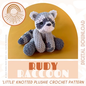 Op de afbeelding: Een handgemaakte gehaakte wasbeerknuffel in grijstinten en wit, met een zwarte neus en ogen. De afbeelding bevat de tekst "Rudy Raccoon" en "Little Knotted Plushie Crochet Pattern". De achtergrond is warmgeel.