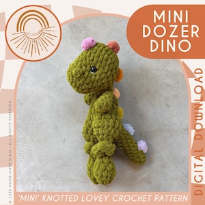 Puede incluir: Un peluche de dinosaurio tejido a ganchillo con cuerpo anudado, hecho de hilo verde oliva. Presenta pequeñas espinas coloridas en rosa, naranja y azul claro en la espalda. El texto dice MINI DOZER DINO y MINI KNOTTED LOVEY CROCHET PATTERN.