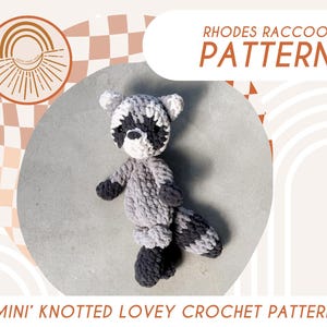 Puede incluir: Un patrón de crochet para un 'mini' lovey de mapache anudado llamado Rhodes. El patrón es una descarga digital e incluye instrucciones para tejer un pequeño juguete de mapache de peluche.
