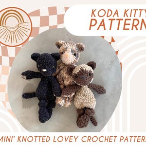 Puede incluir: Tres juguetes de crochet 'mini' anudados en forma de gatos. Los gatos son marrón y blanco, negro, y marrón claro y marrón. Los juguetes están sobre una superficie gris con un patrón de cuadros en el fondo. El texto 'KODA KITTY PATTERN' y 'DIGITAL DOWNLOAD' están en la esquina superior derecha de la imagen. El texto 'MINI' KNOTTED LOVEY CROCHET PATTERN' está en la parte inferior de la imagen.