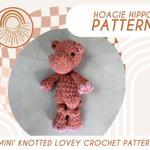 Op de afbeelding: Een haakpatroon voor een 'mini' geknoopte knuffelhippopotamus. Het patroon heet 'Hoagie Hippo' en is beschikbaar als digitale download. De afbeelding toont een gehaakte hippopotamus knuffel in lichtroze met roze accenten.