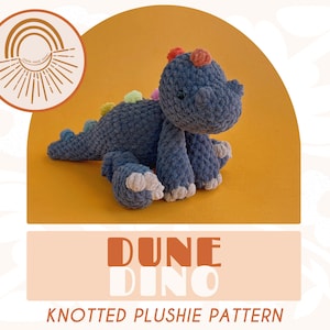 Puede incluir: Un patrón de crochet para un dinosaurio de peluche azul con detalles coloridos. El patrón se llama "Dune Dino" y es una descarga digital.