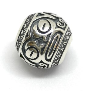 Tiki-kapakapa Maori Jewelry Pendant in Sterling Silver – Polynesian Heritage Amulet Charm – Symbol of Maori Strength & Tradition