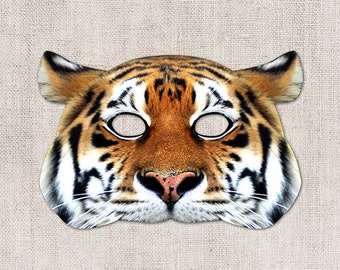 Op de afbeelding: Een tijgergezichtsmasker met zwarte strepen en een bruin-witte snuit. Het masker heeft ooggaten en is gemaakt van papier.