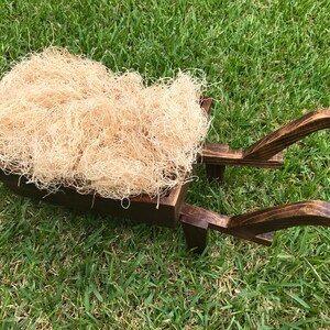 以下が含まれることがあります： 緑の草を背景に、明るい茶色の細断されたフィラーが詰められた、素朴な濃い茶色の木製手押し車。 手押し車は、写真撮影の小道具に最適なクラシックなデザインです。 寸法はcmです。