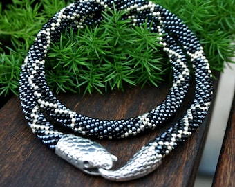 SLXLYH Elegante collana con ciondolo a forma di serpente con pietre preziose verdi, perle finte e perline, lunghezza regolabile, accessorio girocollo