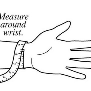 Może przedstawiać: Czarno-biały rysunek dłoni z taśmą mierniczą owiniętą wok&oacute;ł nadgarstka. Tekst "Measure around wrist." znajduje się nad dłonią.