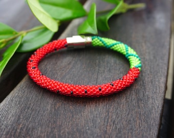 Braccialetto con perline a forma di anguria: gioielli con frutta estiva