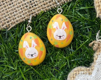 Pendientes colgantes de huevo de Pascua hechos a mano: diseño de conejito y zanahoria