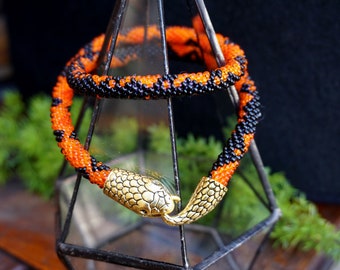 Naszyjnik choker z pomarańczowym wężem: koralikowy kołnierz Ouroboros