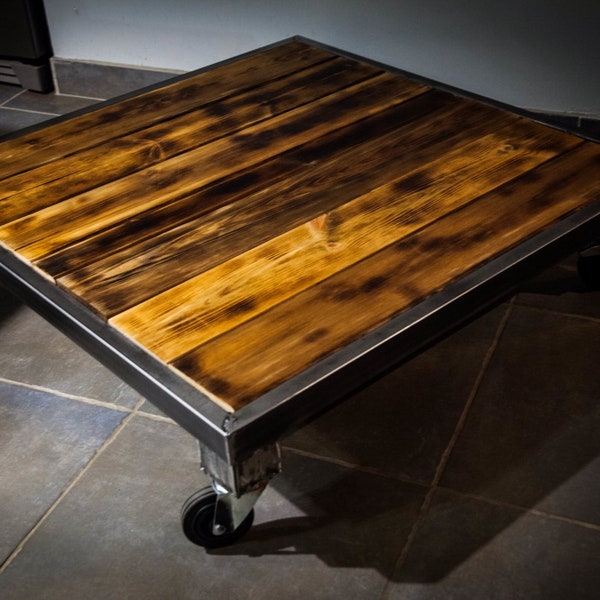 Table basse industrielle sur roulettes avec freins - Industrial coffee table (casters with brakes)