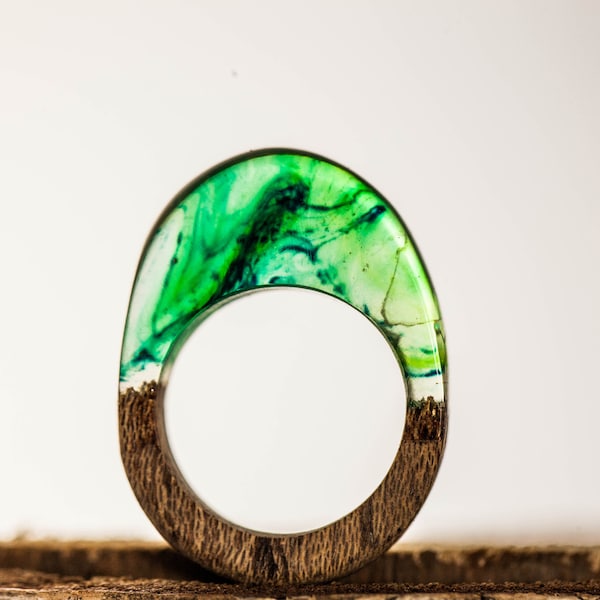 Bague en résine et bois - Taille sur mesure - Secret wood ring - "World inside a ring" - Custom size