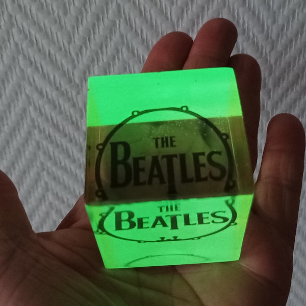 Cube Beatles phosphorescent en résine personnalisable