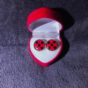 Ladybug（てんとう虫）ピアス、ロゴ刻印+ファーストネームオプション