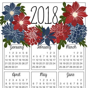 以下が含まれることがあります： 赤、白、青の花柄のデザインが施された、2018年の印刷可能なカレンダー。各月は、曜日と各日の数字が書かれた別のボックスに表示されています。
