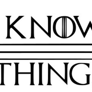 Può includere: Grafica in bianco e nero con una spada e la scritta "YOU KNOW NOTHING." La spada è centrata, con il testo sopra e sotto. Il design è semplice e audace.
