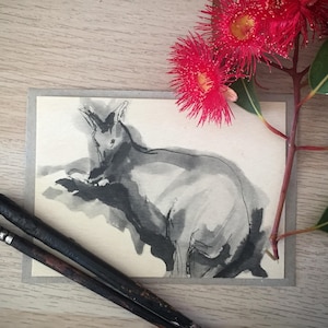 Kangourou à l’encre - carte postale unique imprimée sur le bois mince de papier soutenu avec le papier ordinaire