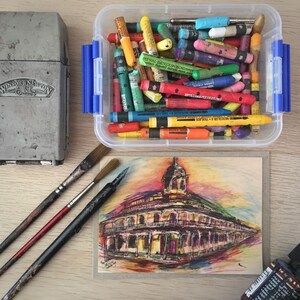 Old Hotel - cartão postal exclusivo com arte do arco-íris impresso em papel fino de madeira com suporte de papel branco liso