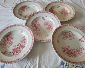 Puede incluir: Cinco fuentes ovaladas antiguas. Cada fuente tiene un fondo blanco con un diseño floral y de mariposas rojo. Los bordes están decorados con un patrón floral rojo. Estas fuentes vintage son perfectas para servir alimentos.