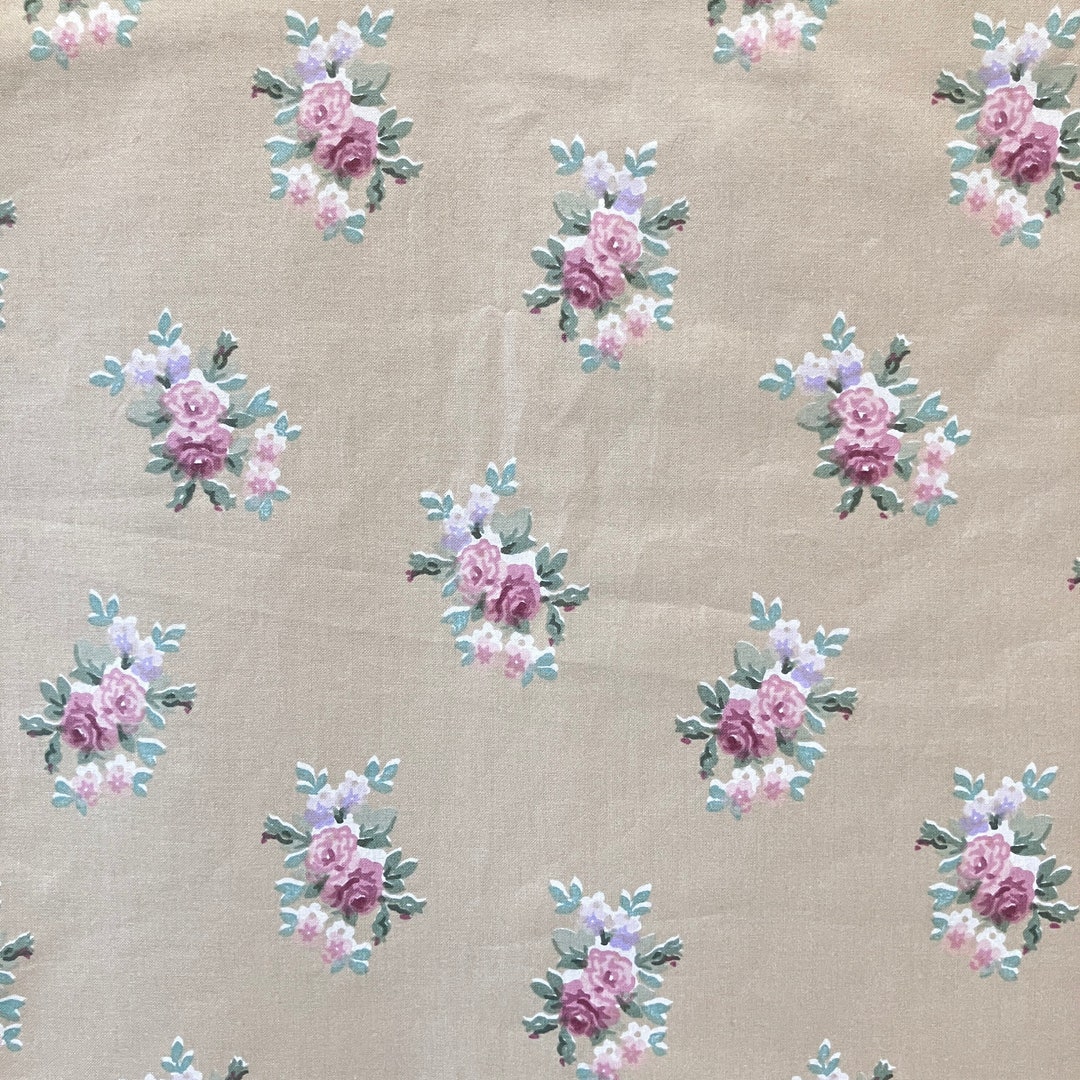 Coupon tissus coton fleurs roses fond ocre - Le Grenier de Lisette