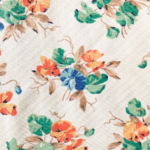 Joli tissu vintage avec des pois de senteur