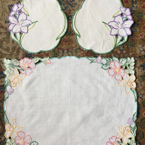 Vintage Embroidered Place Mat and Two Drink Mats