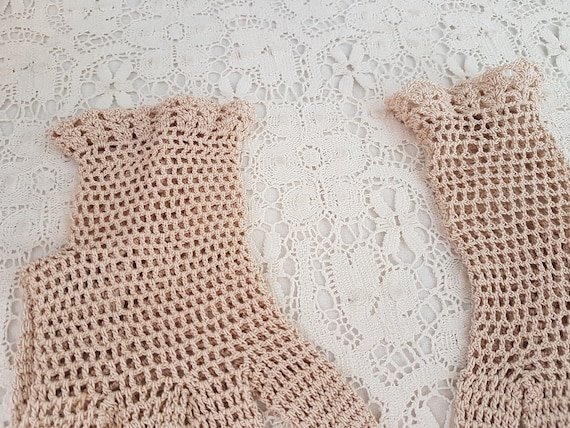 Vintage 50s Beige Crochet Gloves, Wrist Length Gl… - image 5