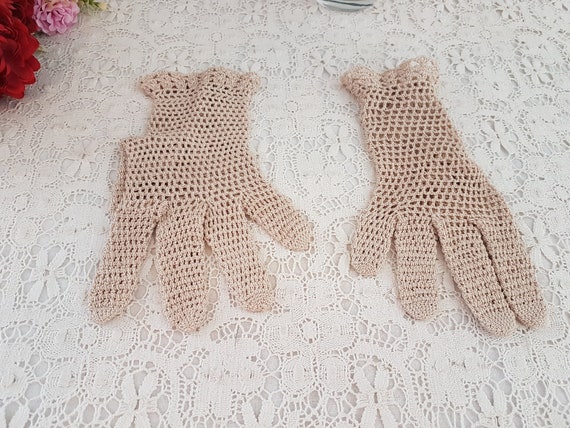 Vintage 50s Beige Crochet Gloves, Wrist Length Gl… - image 2