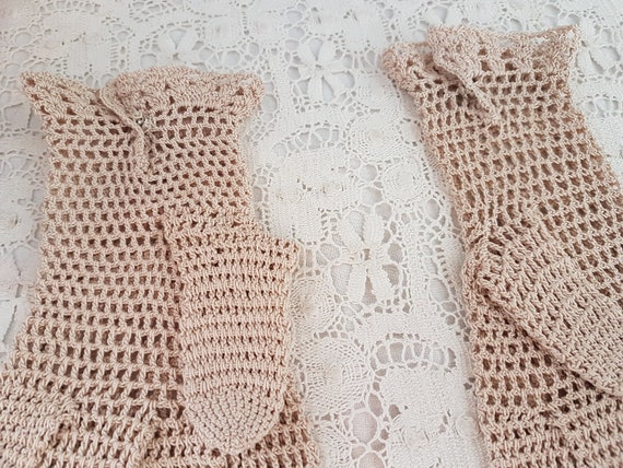 Vintage 50s Beige Crochet Gloves, Wrist Length Gl… - image 4