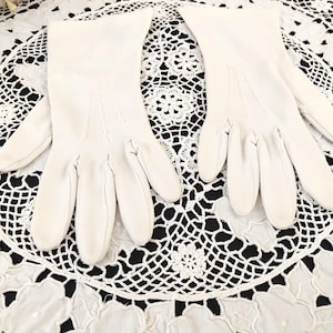 Vintage 60s White Embroidered Short Gloves, Size 7 1/2