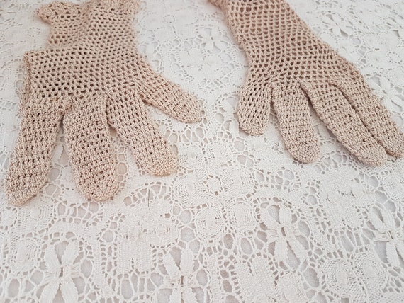 Vintage 50s Beige Crochet Gloves, Wrist Length Gl… - image 3