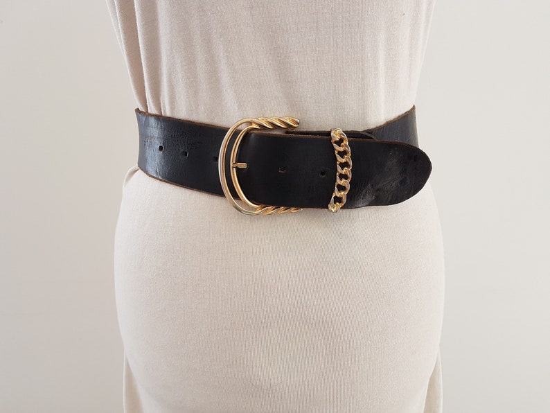 Vintage circa 1970s 1980s Black Leather Belt with Gold Metal Buckle. in excellent vintage condition
Size: One Size fits most, Length 93cm long plus buckle x 5.5cm wide measurement is approximate.