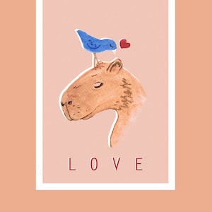 Impresión artística Love A4 con un simpático capibara y un pájaro amigo y fondo rosa