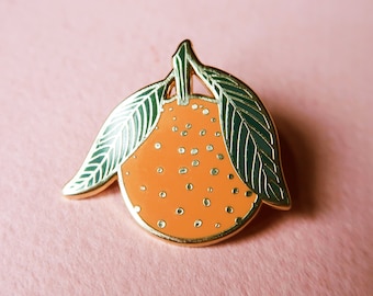 Orange Emaille Pin, goldfarbener Hart-Emaille Pin, niedliche Zitrusfrucht-Reversnadel, ästhetische botanische Anstecknadel