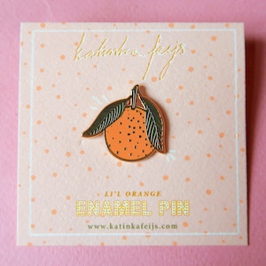 Pin's orange en émail, pin's doré en émail dur, pin's mignon en forme d'agrume, pin's botanique esthétique