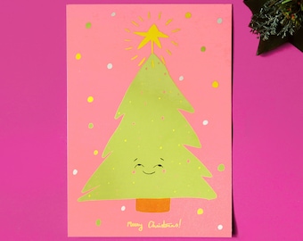 Fröhliche Weihnachtskarte, gedruckt auf umweltfreundlichem Papier. Niedlicher kawaii illustrierter Weihnachtsbaum