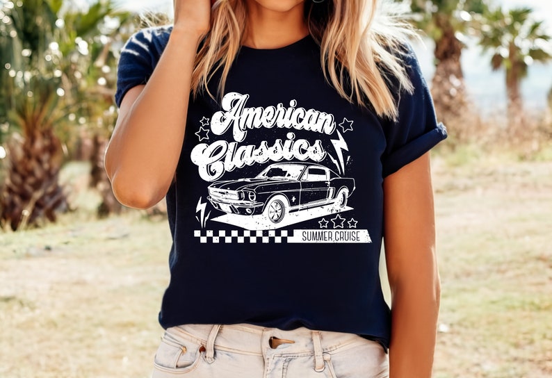 Puede incluir: Una camiseta azul marino con un gr&aacute;fico blanco de un coche cl&aacute;sico y el texto "American Classics Summer Cruise".