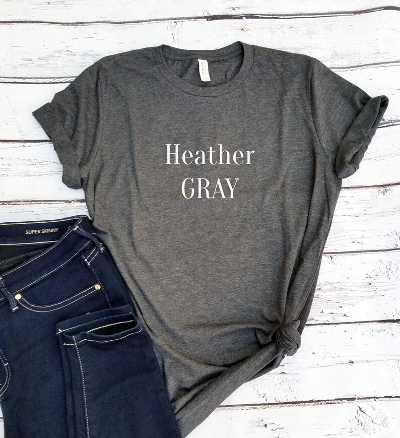 以下が含まれることがあります： ヘザーグレーのTシャツで、前面に白い文字で「Heather Gray」とプリントされています。
