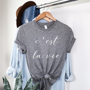 C'est la vie camiseta, camiseta francesa, La vie est Belle camisa, camiseta de París, camiseta positiva, camiseta de mujer, camiseta slogan, regalo para ella