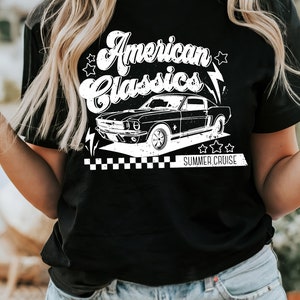 Puede incluir: Camiseta negra con un gr&aacute;fico blanco de un coche cl&aacute;sico y el texto "American Classics" y "Summer Cruise".