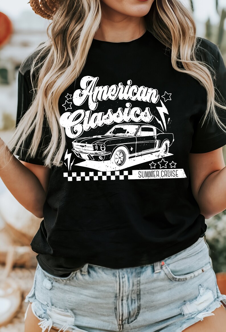 Puede incluir: Camiseta negra con un gr&aacute;fico blanco de un coche cl&aacute;sico y el texto "American Classics" y "Summer Cruise".
