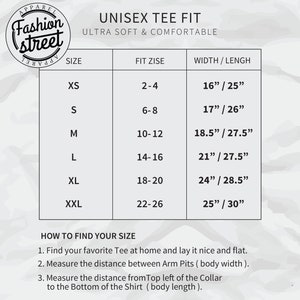 Puede incluir: Tabla de tallas para camiseta unisex con medidas en pulgadas. La tabla muestra la talla, la talla ajustada y las medidas de ancho y largo para cada talla. La tabla est&aacute; sobre un fondo blanco con un patr&oacute;n de camuflaje.
