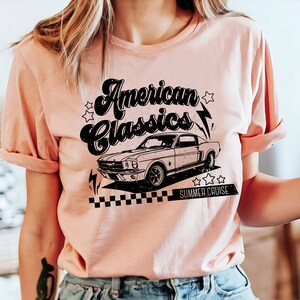 Puede incluir: Una camiseta rosa con un gr&aacute;fico negro de un coche cl&aacute;sico y el texto "American Classics Summer Cruise".