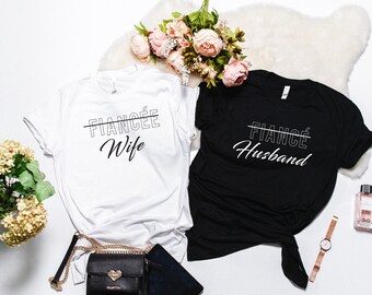 妻のTシャツ、夫のTシャツ、未来の奥さんのTシャツ、イエスと言ったTシャツ、新婚のシャツ、ユニセックスのTシャツ、既婚のTシャツ、面白いシャツ