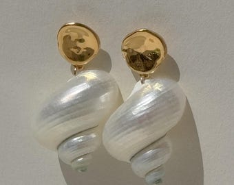 Orecchini a bottone in oro con conchiglia: gioielli pendenti ispirati all'oceano SirenCore