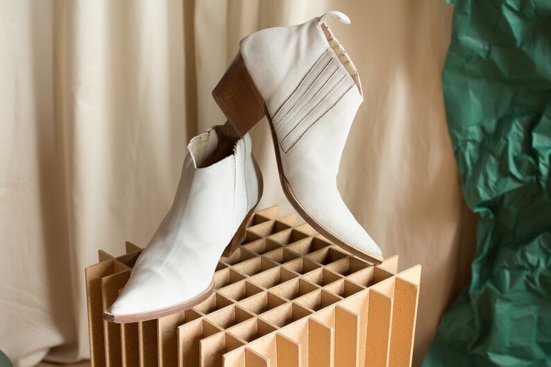 Vintage Santiags style boots in white suede Pointed cowboy boots in leather White suede santiags Short western white shoes