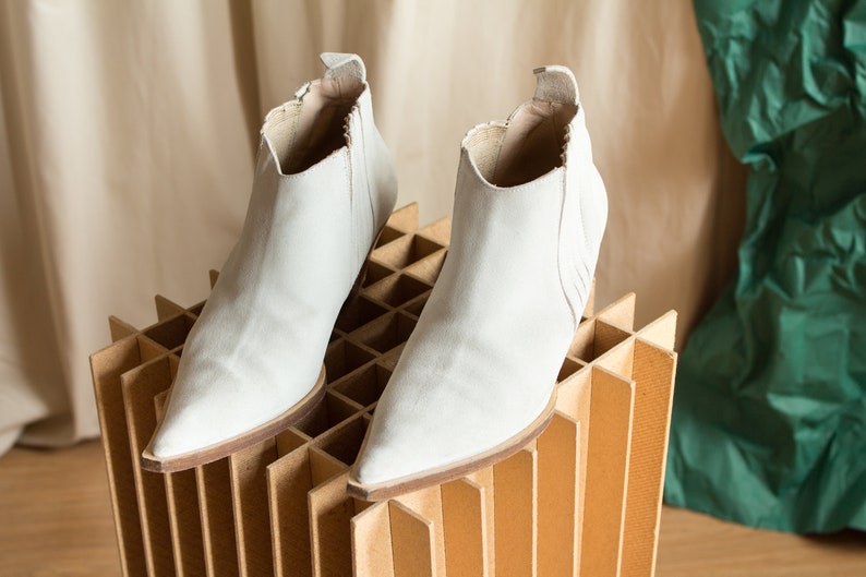 Vintage Santiags style boots in white suede Pointed cowboy boots in leather White suede santiags Short western white shoes