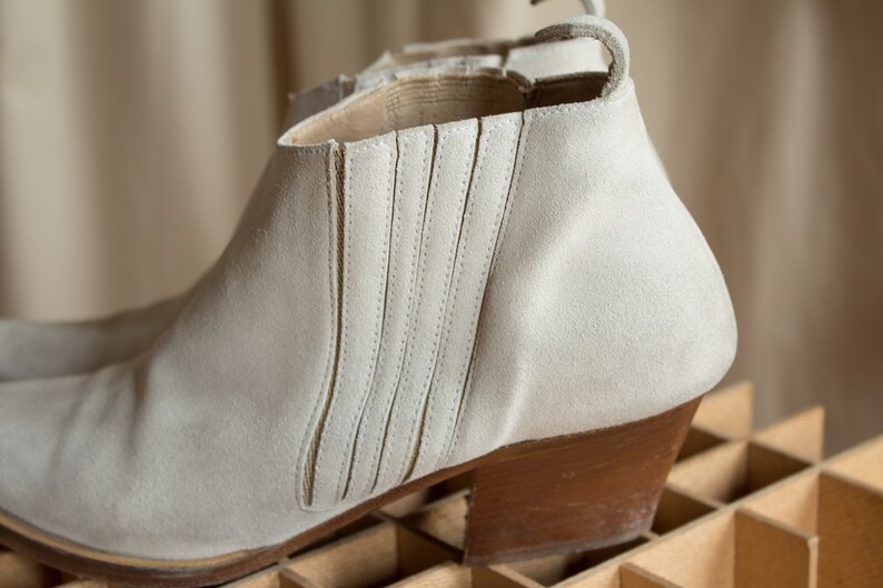 Vintage Santiags style boots in white suede Pointed cowboy boots in leather White suede santiags Short western white shoes