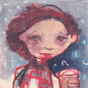Peut inclure: Une peinture d'une personne aux cheveux roux et un pull rouge tenant une tasse brune. L'arrière-plan est bleu clair avec des points blancs.